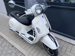 Piaggio Vespa GTS Super 300 ie-2