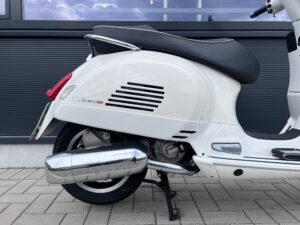 Piaggio Vespa GTS Super 300 ie-4