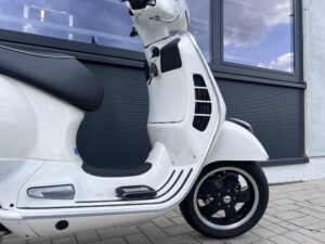 Piaggio Vespa GTS Super 300 ie-5