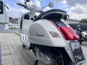 Piaggio Vespa GTS Super 300 ie-6